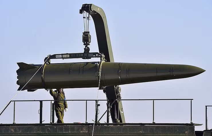 Phía Nga dự kiến, từ giờ cho đến năm 2020 nước này sẽ trang bị đầy đủ Iskander cho toàn bộ các đơn bộ binh của nước này. Với khả năng tiêu diệt các mục tiêu ở tầm xa 500 km, tên lửa Iskander được cho là phù hợp với mọi chiến thuật tác chiến hiện tại của Quân đội Nga. Nguồn ảnh: TASS.