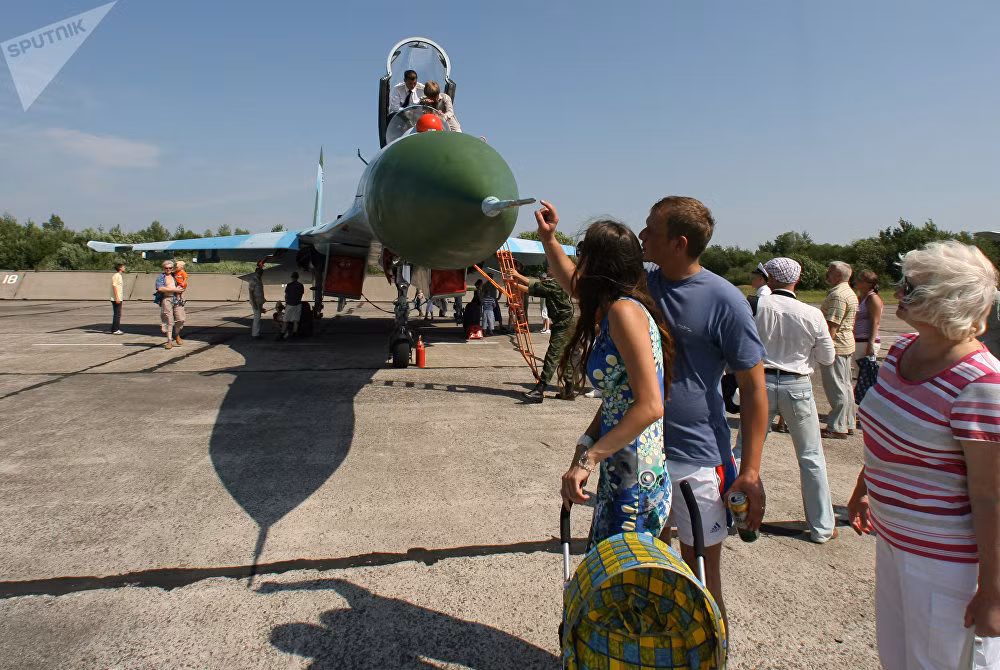 Sau quá trình thiết kế lại, một mẫu máy bay chiến đấu gần như khác biệt hoàn toàn với những chiếc T-10 đầu tiên đã được ra đời vào năm 1984. Hai phiên bản khác biệt khác bao gồm Su-27Ps và Su-27Ss với các trang bị khác nhau cũng được ra đời. Khác với các mẫu Su-27S, Su-27P không được trang bị hệ thống vũ khí không đối đất. Ảnh: Su-27P tại sân bay quân sự Chkalovsk của Hạm đội Baltic. Nguồn ảnh: Sputnik.