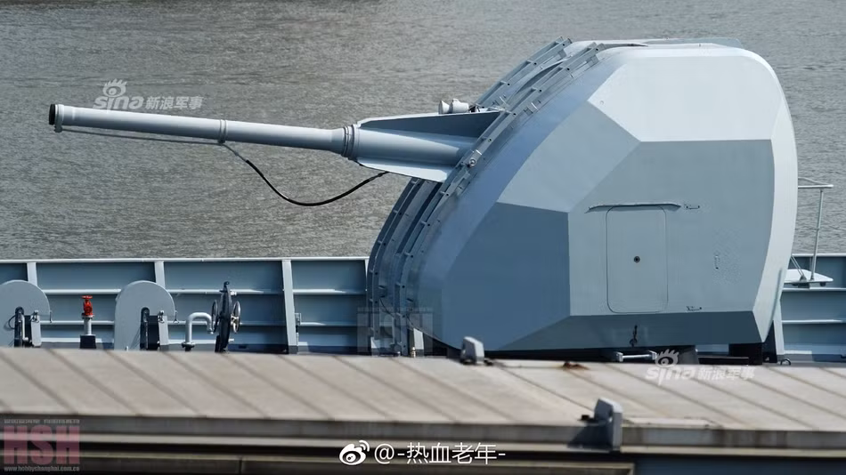 Ngoài hệ thống tên lửa, tàu khu trục Type 052C của Hải quân Trung Quốc còn được trang bị một pháo 100 mm Type 210. Đây là loại pháo được Trung Quốc cải biên lại dựa trên hải pháo 100 mm của Pháp. Nguồn ảnh: Sina.