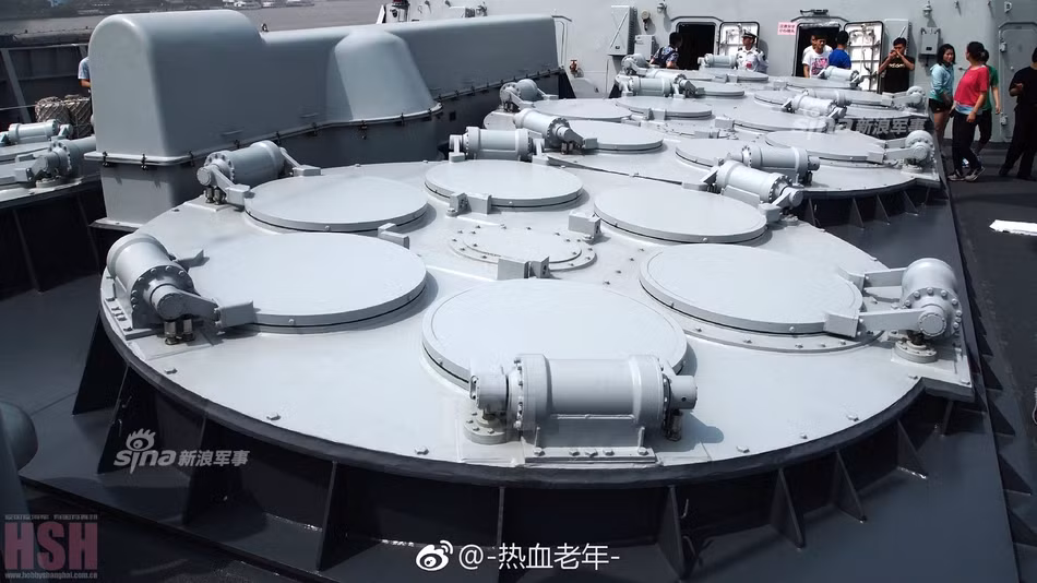 Đầu tiên là hệ thống 48 ống phóng tên lửa HHQ-9 tầm xa đất đối không được đặt ở phía trước và phía sau tàu. Cứ mỗi 6 ống phóng sẽ được gom lại thành một hệ thống, khu trục hạm Type 052C có tổng cộng 8 hệ thống loại này. Nguồn ảnh: Sina.