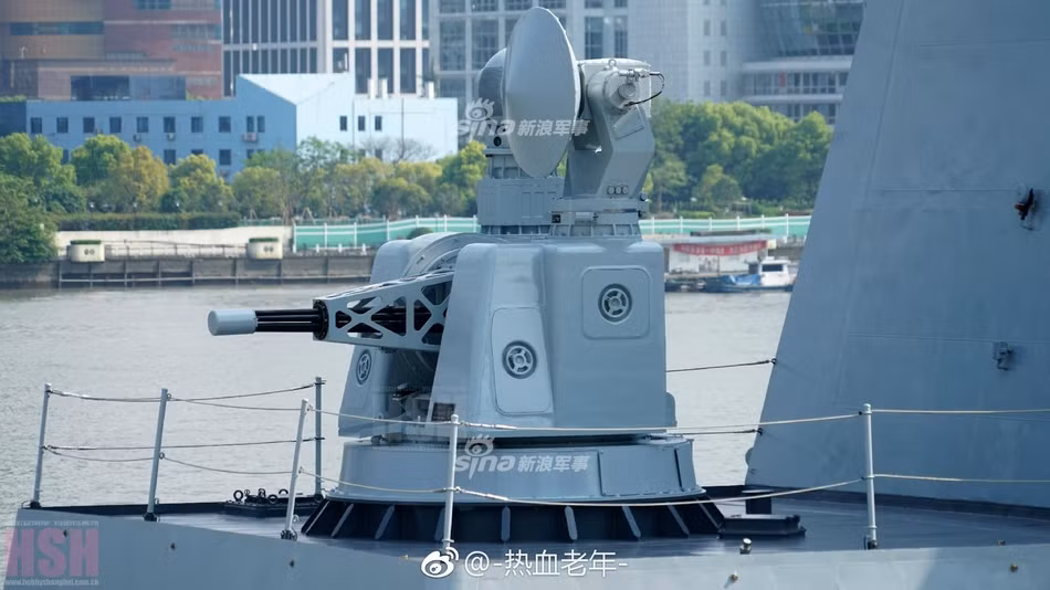 Một loại vũ khí không thể thiếu trên các khu trục hạm hiện tại chính là hệ thống phòng thủ tầm gần có tốc độ bắn cao - cụ thể là pháo cao tốc. Trên mỗi tàu Type 052C của Trung Quốc có trang bị hai khẩu pháo cao tốc Type 730, có tốc độ bắn tối đã 5800 viên mỗi phút, đạt độ xa tối đa 3 km. Nguồn ảnh: Sina.