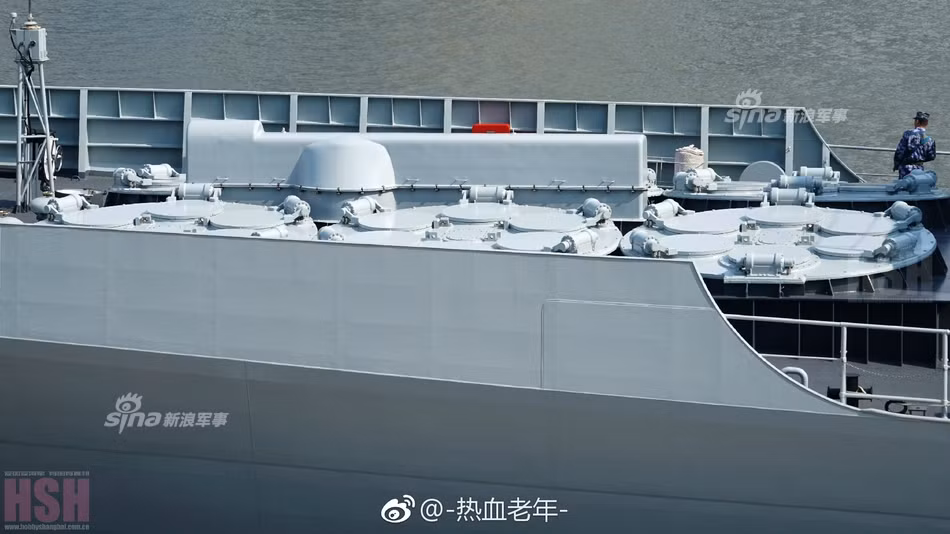 Có 6 hệ thống giếng phóng với tổng cộng 6x6 ống phóng được đặt ở phía trước mũi tàu và 6x2 ống phóng được đặt ở phía đuôi tàu. Nguồn ảnh: Sina.