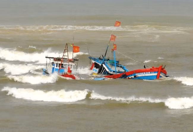 Tau ca Binh Dinh bi tau nuoc ngoai dam chim, mot nguoi tu vong