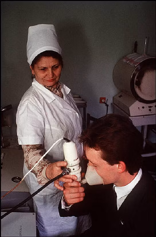 Một thợ mỏ than được kiểm tra hệ hô hấp ở Donetsk.