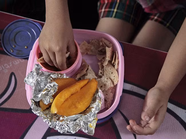 Với những bữa trưa mang theo từ ở nhà, học sinh Jammu, Ấn Độ thường ăn bánh mỳ dẹt, củ cải và xoài.