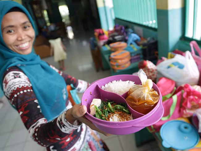 Jakarta, Indonesia: Bữa trưa gồm cơm, súp thịt viên, đậu hũ và rau.