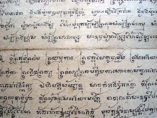 4. Tiếng Thái: Phổ biến hơn được gọi là tiếng Xiêm hay Trung Thái, tiếng Thái là ngôn ngữ quốc gia chính thức của Thái Lan. Nó là một thành viên của nhóm ngôn ngữ Tai-Kadai. Gần một nửa các từ trong tiếng Thái được mượn từ Pali, Khmer cổ hoặc Phạn ngữ. Tiếng Thái được biết đến với bảng chữ cái phức tạp.
