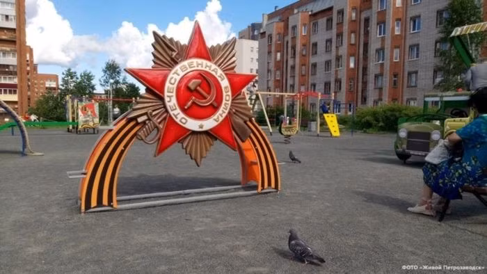 Chiếc cổng có ghi dòng chữ Chiến tranh Vệ quốc vĩ đại. Ảnh: English Russia.