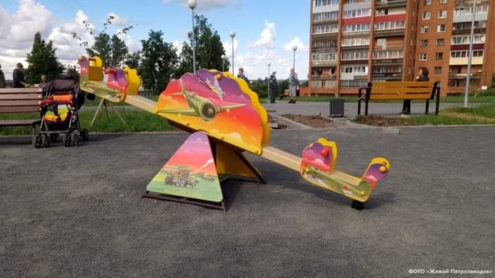 Chiếc bập bênh ở sân chơi có in hình máy bay. Ảnh: English Russia.