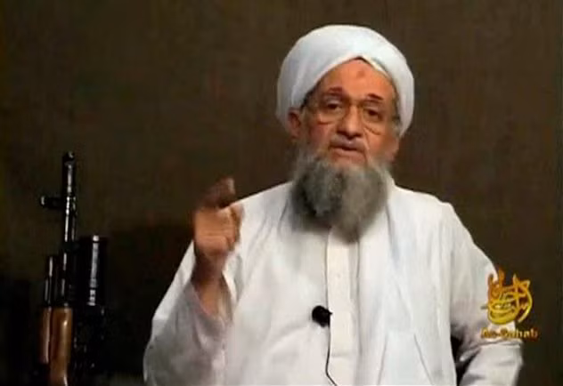 7. Các tổ chức khủng bố khác đánh giá IS quá bạo lực: IS là bạo lực đến nỗi các tổ chức khủng bố khác cho rằng họ là một tổ chức xấu. Một trong những cộng sự cao cấp của Osama bin Laden đã khinh miệt tổ chức IS và ông cảnh báo rằng Al-Qaeda nên cắt đứt tất cả các liên kết với họ. Lý do ông ta trích dẫn là IS cực kỳ man rợ và không quan tâm đến mạng người. Ảnh: Listverse.