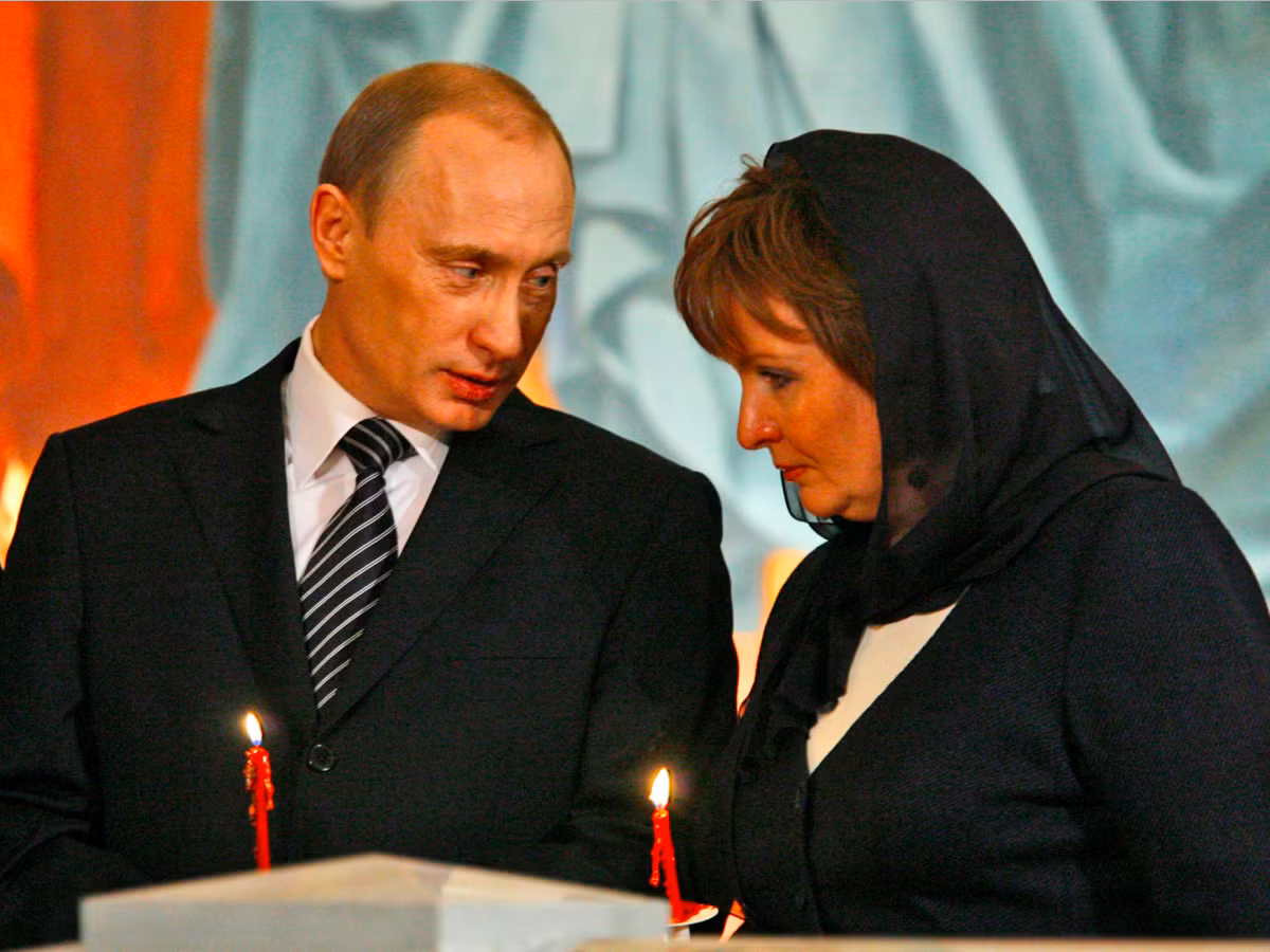 Kể từ đó, người Nga không mấy khi có được thông tin về bà Lyudmila. Thư ký báo chí của ông Putin đã từ chối trả lời mọi câu hỏi về cuộc đời của bà.