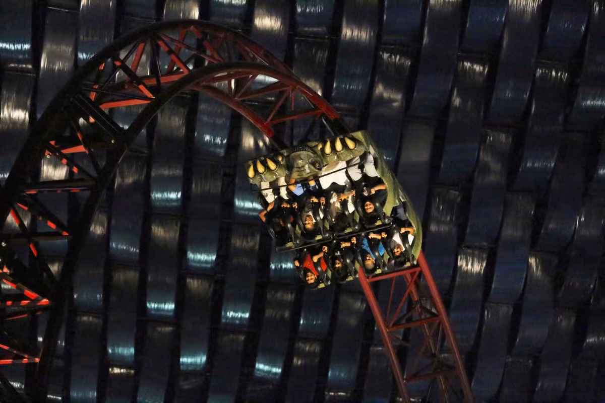 Có 22 đường tàu lượn và điểm tham quan trong IMG Worlds of Adventure, bao gồm cả tàu lượn velociraptor (ảnh) đưa khách tham quan quanh công viên trong nhà trước khi vượt qua sa mạc xung quanh. Trong hình là đường tàu lượn ở khu Lost Valley. Ảnh: AP.