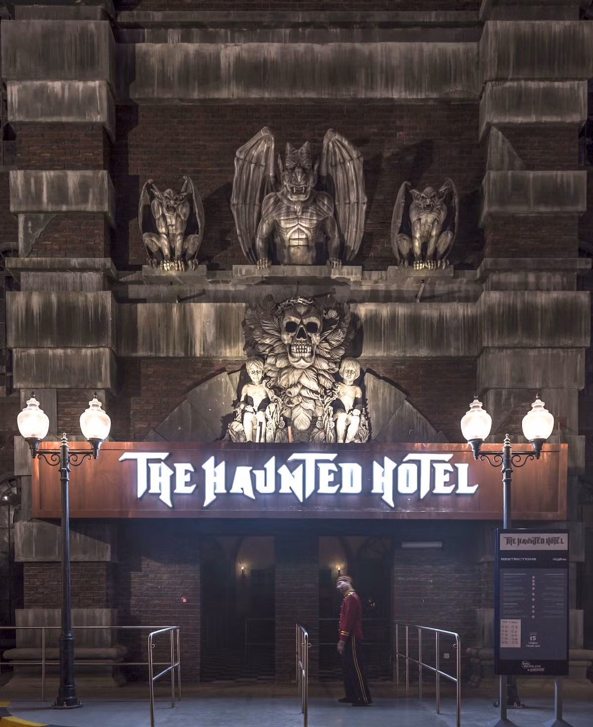 The Haunted Hotel hay còn gọi là khách sạn ma ám (trong hình), cũng là một điểm thu hút đặc biệt phổ biến đối với du khách. Ảnh: IMG Worlds of Adventure.