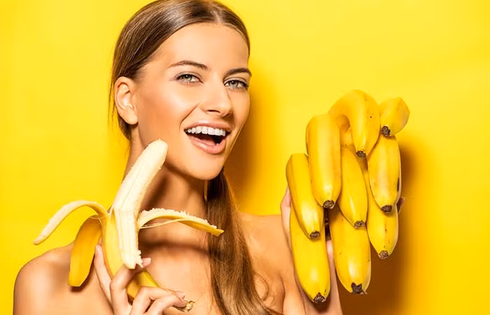 Hạ huyết áp cao: Nghiên cứu cho thấy việc ăn chuối mỗi ngày có thể làm giảm huyết áp của bạn một cách đáng kể. Một quả chuối có khoảng 422 mg kali và gần như không có natri. Tỷ lệ kali cao giúp làm trung hòa natri có trong chế độ ăn uống, đồng thời giúp hạ huyết áp. Ảnh: Stylecraze.