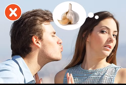 9. Các loại thực phẩm làm gia vị: Các tinh chất cay nồng trong hành, ớt và đặc biệt là tỏi sẽ tạo ra khí lưu huỳnh khi tiêu hóa. Khí này sau đó được máu hấp thu và loại bỏ ra ngoài qua phổi và lỗ chân lông, khiến cho cả hơi thở và cơ thể có mùi khó chịu. Ảnh: Brightside.