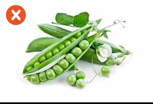 2. Đậu Hà Lan: Đây là một trong các thực phẩm gây mùi cơ thể khó chịu cho người ăn. Protein trong đậu Hà Lan hầu như không bị tiêu hóa và có thể gây phát sinh lượng khí thải. Tuy nhiên, loại đậu này lại chứa nhiều vitamin B, B2, PP, A, C, cùng sắt, flo và axit xitric tốt cho cơ thể nên bạn đừng bỏ thực phẩm này. Hãy ngâm đậu Hà Lan trong nước trong 8 giờ để giảm bớt khả năng tạo mùi. Ảnh: Brightside.