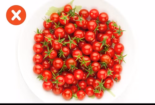 15. Cà chua: Trong cà chua có chứa terpene và carotenoid, đây là hai chất hữu cơ giúp tạo nên mùi đặc trưng của thực vật. Với cơ thể người, hai chất trên cũng có thể khiến mùi mồ hôi trở nên nồng và đậm mùi hơn. Ảnh: Brightside.