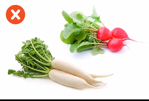 5. Củ cải: Theo các nhà khoa học nghiên cứu, miệng bạn chắc chắn sẽ còn lưu lại mùi hương của củ cải trong nhiều giờ sau khi ăn loại thực phẩm này. Bởi lẽ, củ cải là một loại thực vật có chứa nhiều dưỡng chất gây mùi mạnh. Ảnh: Brightside.