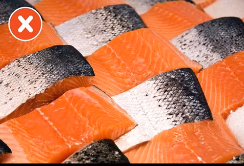 13. Cá: Cá rất có lợi cho sức khỏe nhưng lại chứa nhiều choline khiến nó có mùi tanh. Nếu ăn quá nhiều, bạn sẽ bị ám mùi. Những người mắc phải rối loạn di truyền gen có tên trimethylaminuria rất hay "bốc mùi" sau khi ăn cá do không chuyển hóa được thực phẩm, buộc phải giải phóng trimethylamine qua đường mồ hôi. Ảnh: Brightside.