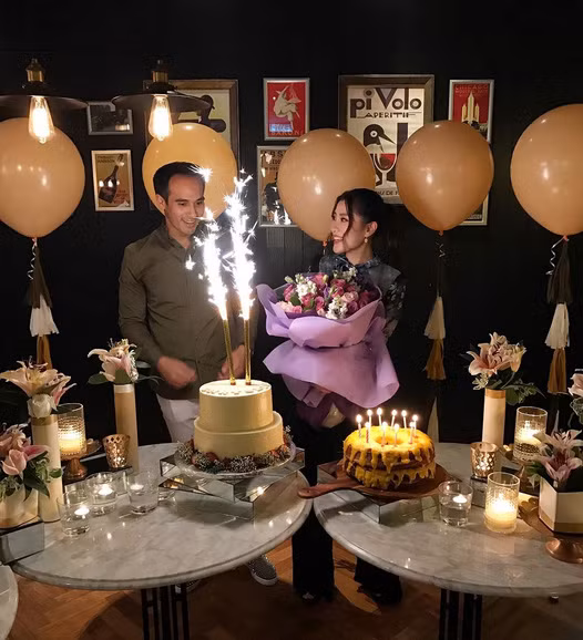 Những bức hình cặp đôi này chụp cùng nhau trên trang cá nhân hiện lên như câu chuyện cổ tích của công chúa và hoàng tử. Ảnh: Instagram.