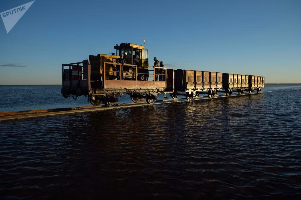 Hồ Burlinskoye là mỏ muối lớn nhất ở Tây Siberia: diện tích của nó là hơn 30 km2, nhưng độ sâu trung bình chưa tới một mét. Ảnh: Sputnik.