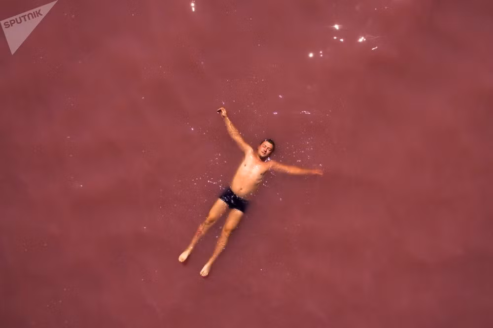Hồ Malinovoe thơ mộng là một trong những điểm thu hút du lịch nổi tiếng ở Altai Krai. Nước trong hồ có màu hồng và màu đỏ thẫm. Ảnh: Sputnik.