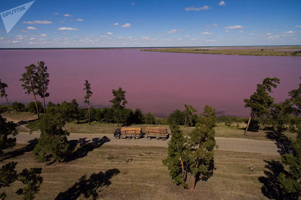 Không khí xung quanh hồ muối và cả lối đi bộ dọc theo bờ biển cũng tốt cho sức khoẻ. Ảnh: Sputnik.