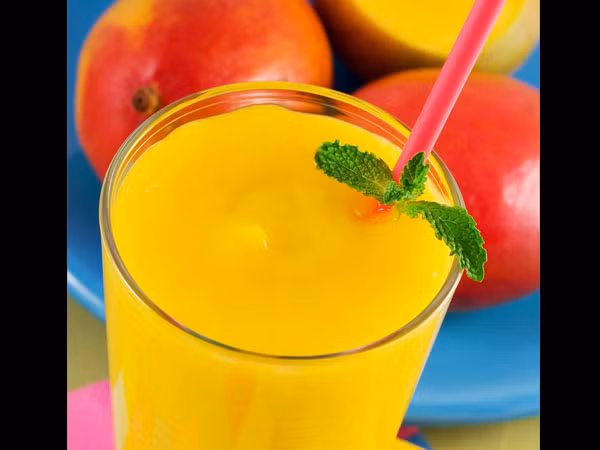 Tránh tiêu thụ nhiều chất lỏng: Việc tiêu thụ quá nhiều chất lỏng, như nước hoa quả hay nước lọc trong bữa ăn, có thể khiến bạn tích tụ nhiều chất khí trong dạ dày, gây ra đầy hơi chướng bụng. Do đó, bạn nên dừng ngay thói quen xấu này. Ảnh: Boldsky.