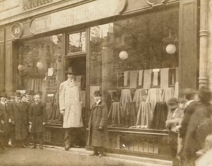 Ban đầu, Fyodor Makhnov phát triển bình thường như những đứa trẻ khác. Chỉ sau năm 8 tuổi, ông bắt đầu cao lớn vượt trội. Năm 12 tuổi, Fyodor đã đạt chiều cao 2m. Bàn chân ông dài 51cm và lòng bàn tay 32cm. Ảnh: ER.