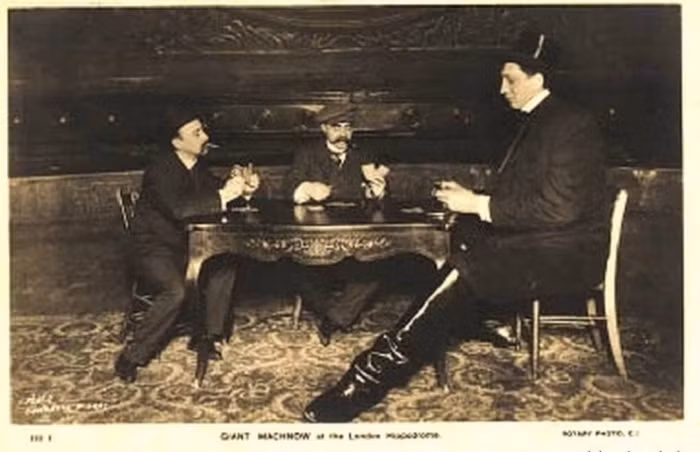 Khi 14 tuổi, Fyodor đã tự xây lại ngôi nhà vì ông không thể đi vừa vào nữa. Ảnh: ER.