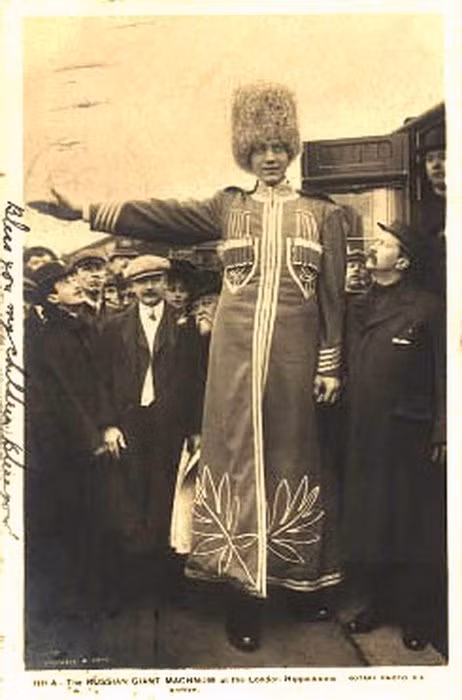 Suất ăn hàng ngày cũng tương ứng với chiều cao của ông. Bữa sáng, Fyodor ăn hết 20 quả trứng ốp la, 8 cái bánh mì và 2 lít trà. Đối với bữa trưa, ông ăn 2,5 cân thịt bò cùng lượng khoai tây tương tự và có thể ngủ nhiều hơn 24 tiếng. Ảnh: ER.