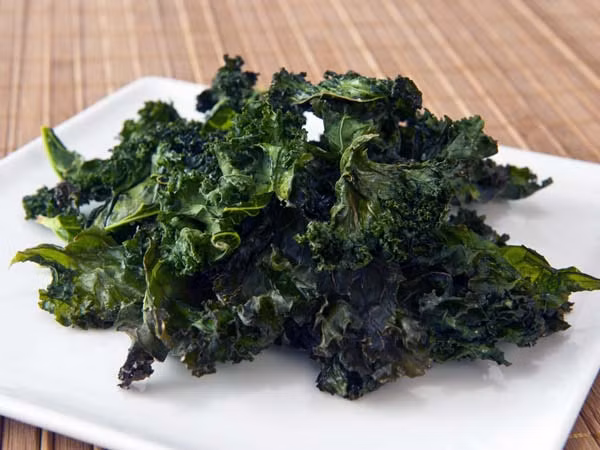 Cải xoăn Kale: Ba chén rau cải kale có chứa 3,6 mg sắt. Hãy thêm rau cải kale trong chế độ ăn uống hàng ngày của bạn để có được một lượng chất sắt dồi dào. Ảnh: Boldsky.