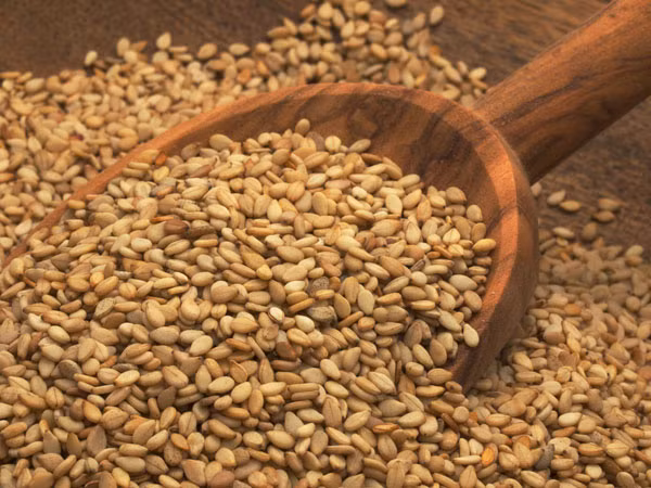 Hạt mè: Một thìa hạt mè có chứa đến 1,3mg sắt. Bạn có thể thêm thực phẩm này vào chế độ ăn uống bằng cách sử dụng dầu mè trong món salad. Ảnh: Boldsky.