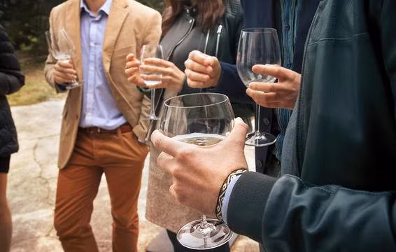 Rượu ảnh hưởng đến tâm trạng: “Người ta thường dùng rượu làm chất bôi trơn cho cảm xúc, và khi họ ngừng uống, họ có thể cảm thấy bồn chồn và bứt rứt," bác sĩ Raskin cho hay.