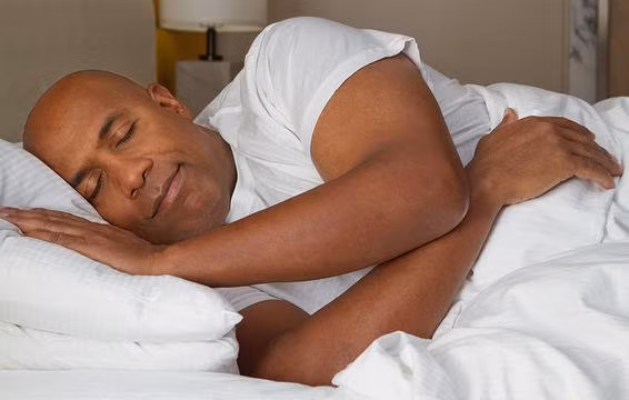 Ngừng uống rượu và ngủ ngon hơn: Một nghiên cứu gần đây trên tạp chí Nghiên cứu lâm sàng và nghiện rượu cho thấy, uống rượu trước khi lên giường làm tăng các mẫu sóng alpha trong não - một loại hoạt động não mà thường xảy ra khi bạn thức nhưng nghỉ ngơi. Khi bạn bỏ rượu thì giấc ngủ sẽ được cải thiện và tràn đầy sinh lực vào sáng hôm sau.