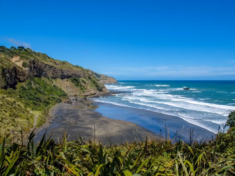 Muriwai Beach, Auckland, New Zealand: Bãi biển cát đen này ở New Zealand được bao quanh bởi các vách đá xanh.