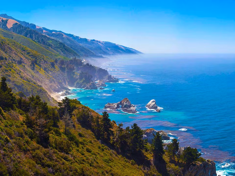 Bãi biển Pfeiffer, Big Sur, bang California (Mỹ): Cát dọc theo bãi biển Big Sur nổi tiếng vì có màu tím nhờ dòng chảy của khoáng chất.