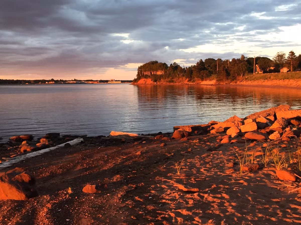 Red Sands Shore, Đảo Prince Edward, Canada: Những bãi biển cát trắng xinh đẹp trên đảo Prince Edward có màu sắc từ những viên đá sa thạch đỏ có thể tìm thấy trên khắp hòn đảo này.