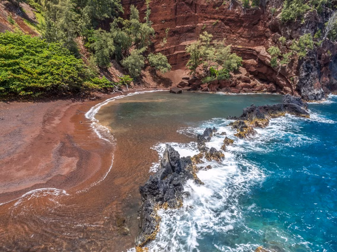 Vịnh Kaihalulu, Maui, Hawaii, cũng là nơi có một trong những bãi biển màu đỏ trên thế giới. Bãi cát có màu sắc đặc biệt như vậy là nhờ các khu vực xung quanh giàu sắt.