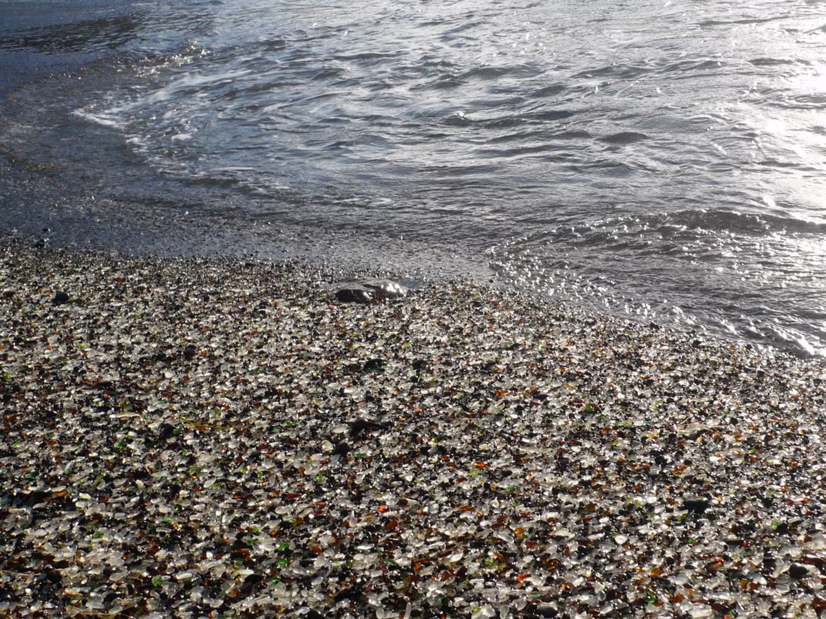 Bãi biển Glass Beach, Fort Bragg, bang California (Mỹ): Bãi biển xinh đẹp này nằm trong Công viên Tiểu bang MacKerricher với bãi cát màu “bảy sắc cầu vồng” của thủy tinh biển.