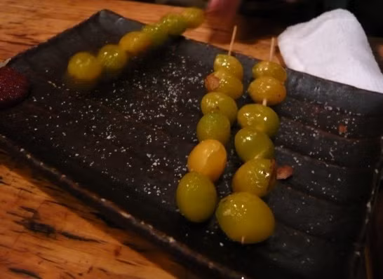 Bạch quả trong lễ cưới ở Trung Quốc: Theo quan niệm của người Trung Quốc, hạt bạch quả rất có lợi cho sức khoẻ cũng nhưng giúp kích thích tính dục. Vì vậy, bạch quả cũng là một trong những món ăn không thể thiếu trong đám cưới truyền thống tại Trung Quốc. Ảnh: Internet.