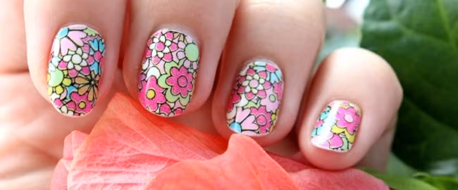 4. Giữ sơn móng tay lâu bong: Trước khi sơn lớp sơn móng tay đầu tiên, hãy ngâm tay vào một cốc giấm trắng trong vòng 10 phút. Việc này sẽ giúp lớp sơn móng tay sẽ giữ được lâu hơn.