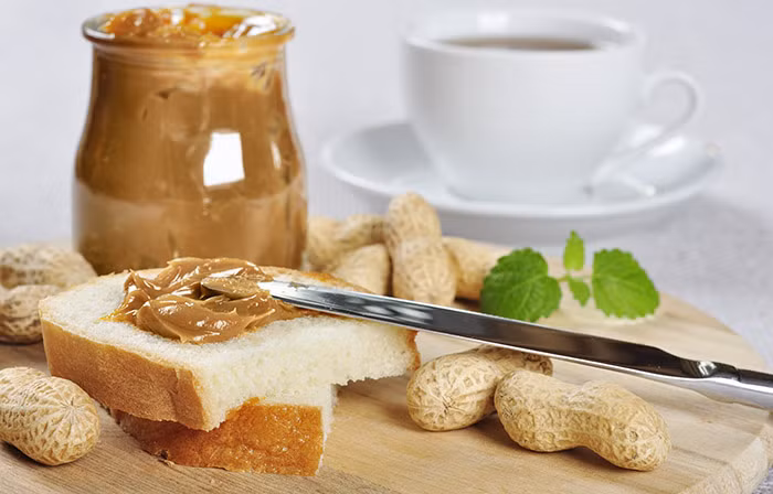  Sử dụng bơ đậu phộng: Đậu phộng chứa nhiều chất đạm và chất béo, là một thực phẩm lý tưởng cho những người đang cố cải thiện cân nặng tự nhiên. Một thìa canh bơ đậu phộng có khoảng 100 calo. Bơ đậu phộng còn chứa các vitamin như magiê, axit folic, vitamin B và vitamin E. Dùng một lớp bơ đậu phộng dày phết lên bánh mì để ăn sáng lành mạnh và tăng lượng calorie. Ảnh: Shutterstock.