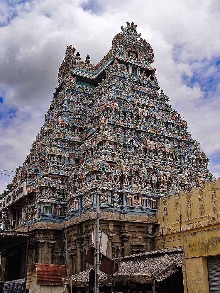 Đền Sri Ranganathaswamy, với những chóp mái cao vút trang trí hàng nghìn bức tượng đủ màu sắc, được coi là ngôi đền Hindu đầu tiên. Ngôi đền xinh đẹp này nằm ở Srirangam thuộc bang Tamil Nadu của Ấn Độ. Cấu trúc lâu đời nhất của ngôi đền được cho là có từ thế kỷ thứ 10. Ảnh: Sputnik.