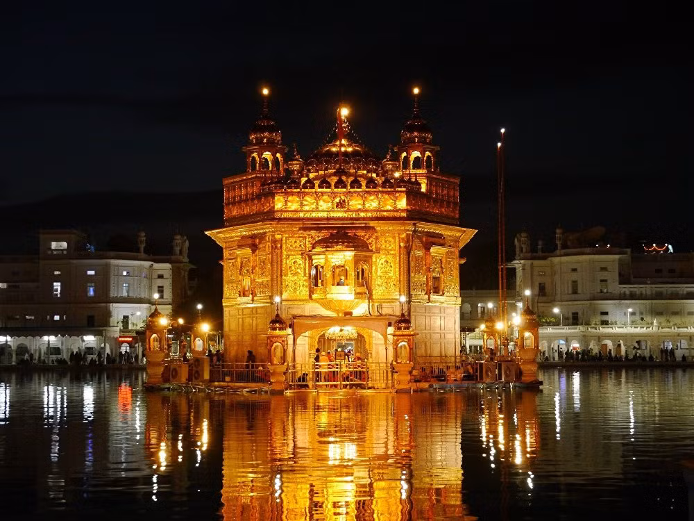Sri Harmandir Sahib, còn được gọi là Sri Darbar Sahib, là nơi tôn thờ linh thiêng nhất của đạo Sikh. Nó nằm ở thành phố Amritsar ở Punjab, Ấn Độ. Nó thường được gọi là Đền Vàng vì màu sắc đặc biệt của nó. Ảnh: Sputnik.