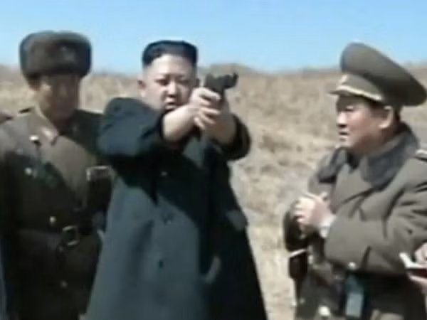 Nhiều người Triều Tiên xem Kim Jong-un là một phiên bản trẻ của "Nhà lãnh đạo vĩ đại" Kim Il Sung. Ông Kim có một sự giống nhau rõ rệt với ông nội Kim Il Sung của mình về ngoại hình, kiểu tóc và phong cách. Ảnh: BI.