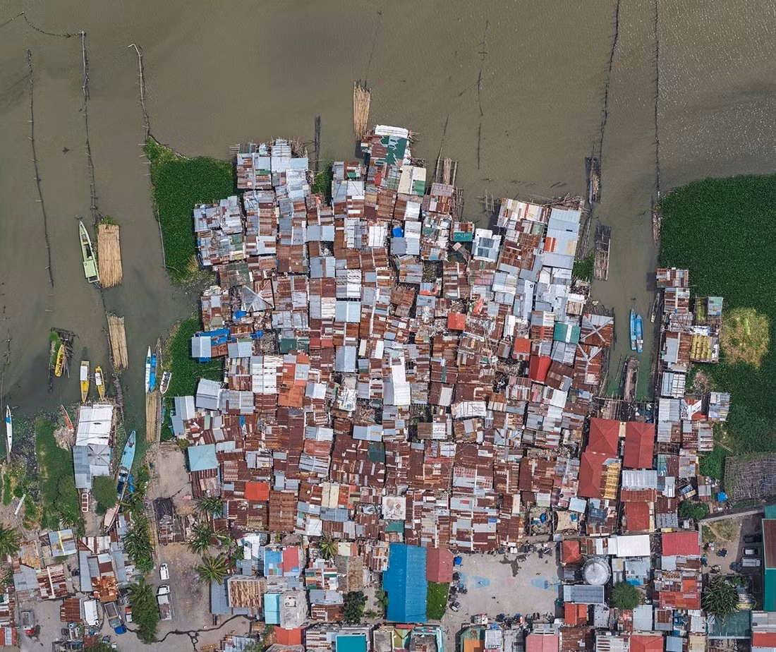 Bộ ảnh của Bernhard Lang đã cho thấy tình trạng quá tải dân cư ở Manila.