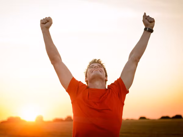 Bổ sung năng lượng: Thức uống tự nhiên này chứa đầy chất chống oxy hoá, khoáng chất và đường lành mạnh. Vì vậy, việc tiêu thụ vào buổi sáng có thể giúp bạn tràn đầy sinh lực và năng lượng mới trong suốt cả ngày. Ảnh: Boldsky.