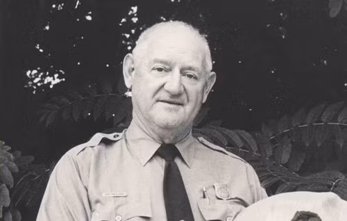 1. Roy Sullivan: Anh chàng tên Roy Sullivan đã bị sét đánh 7 lần trong khoảng từ năm 1942 đến năm 1977. Sullivan làm nghề kiểm lâm tại công viên Park Narodowy Shenandoah ở Virginia (Mỹ). Dù bị sét đánh nhiều lần nhưng anh Roy vẫn may mắn thoát chết. Đây là một trong những người bị sét đánh vẫn thoát chết thần kỳ.