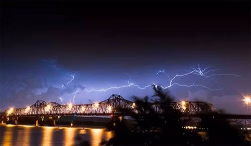 3. Dylan Nicholas: Chàng trai Dylan 21 tuổi đang ngồi đối diện cánh cửa gara để ăn trưa thì sét đánh quyết trúng người anh ta. Sau khi bị đánh, anh nằm trên mặt đất ôm ngực kêu đau. Sau đó, các nhân viên đưa anh ta tới viện và Dylan đã hồi phục khỏe mạnh.